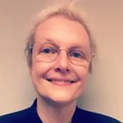 En kvinne med briller