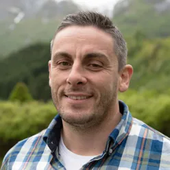 En mann som smiler til kameraet