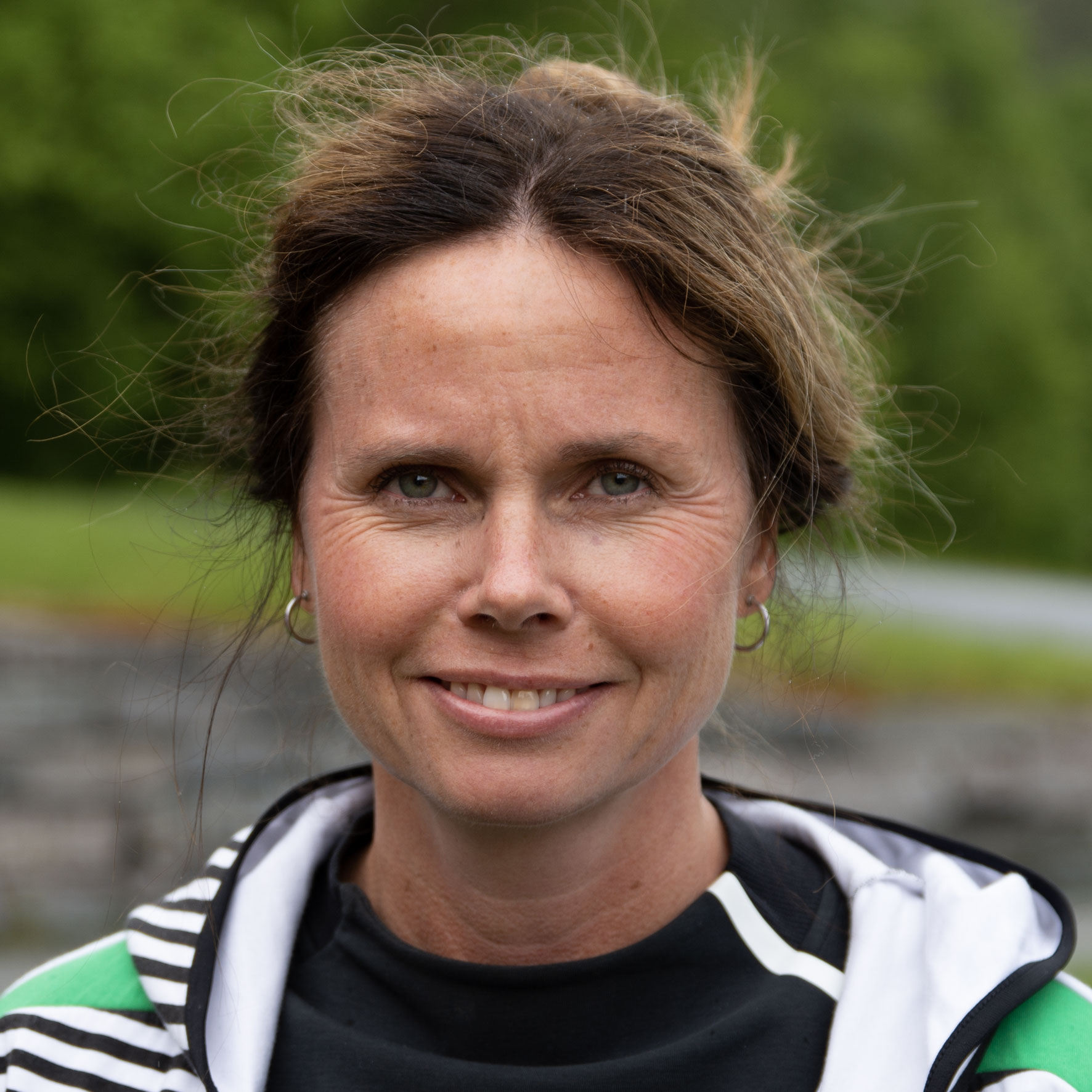 En mann som smiler til kameraet