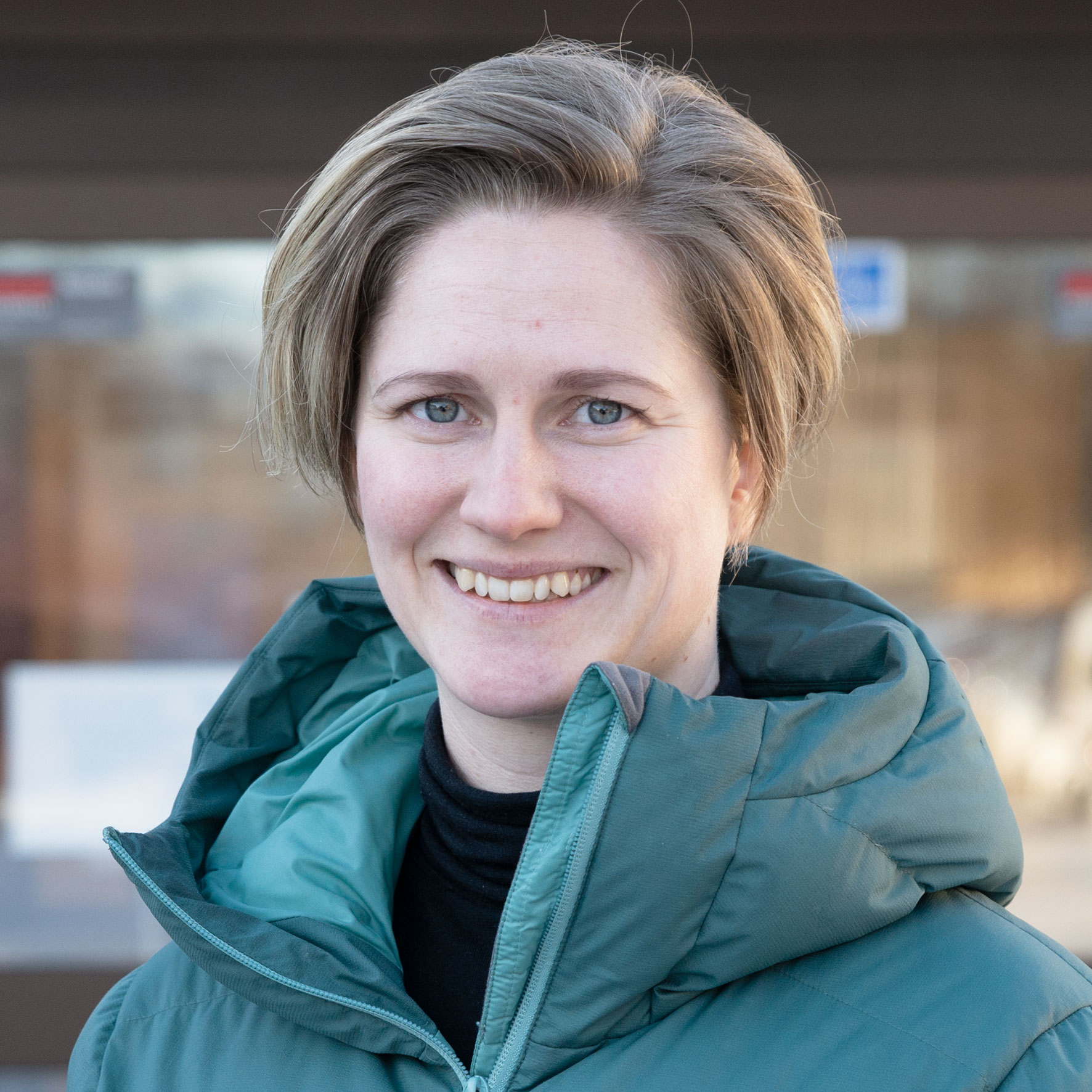 En kvinne som smiler til kameraet