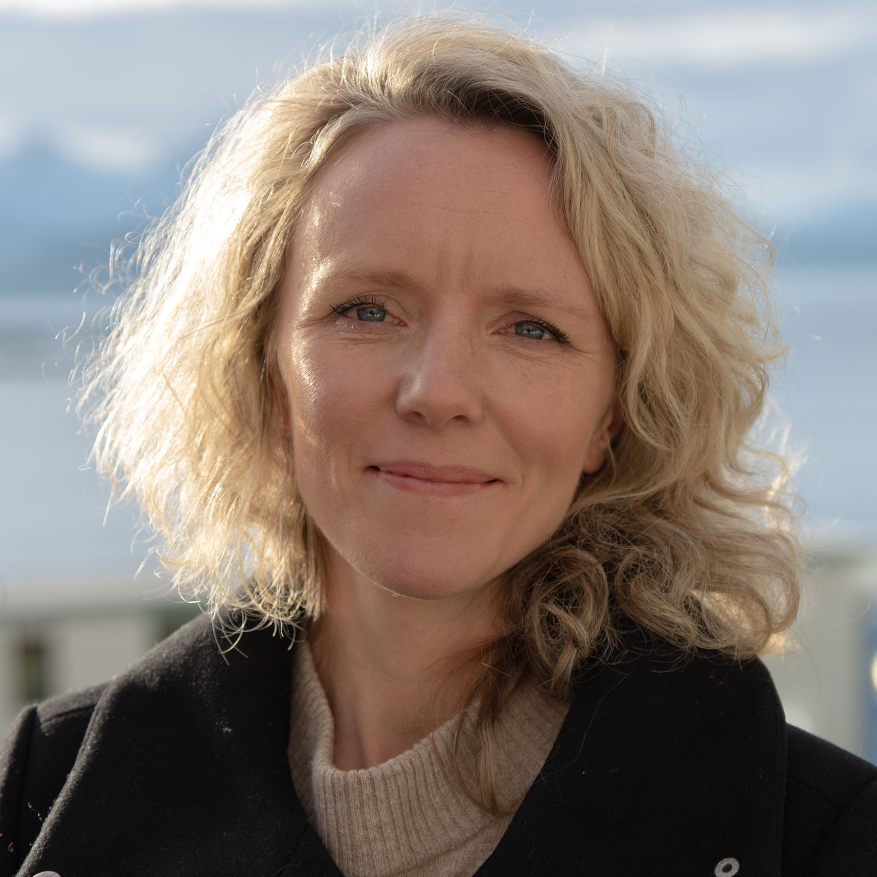 En kvinne med blondt hår