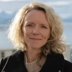 En kvinne med blondt hår