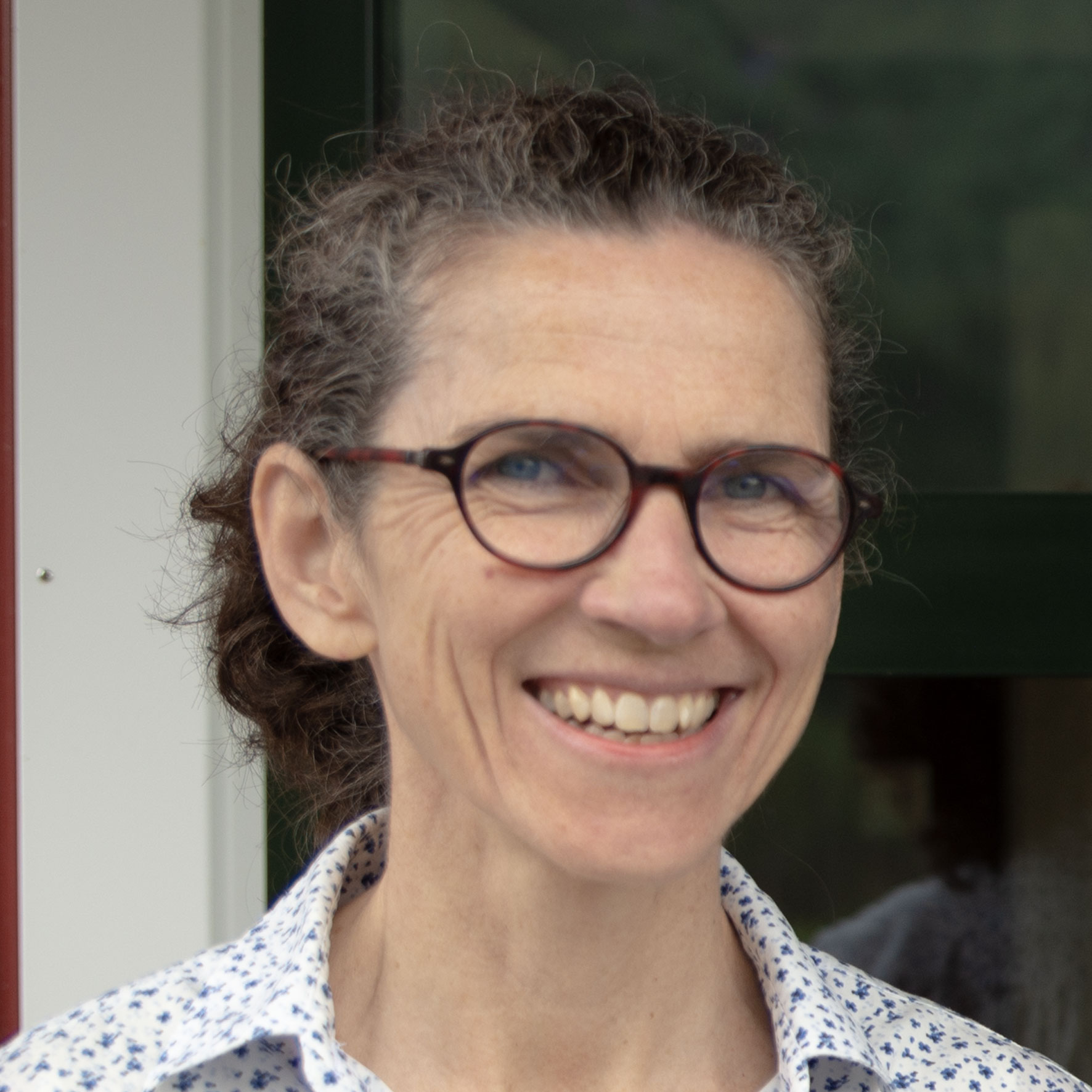 En person som bruker briller