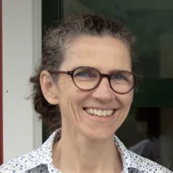 En person som bruker briller