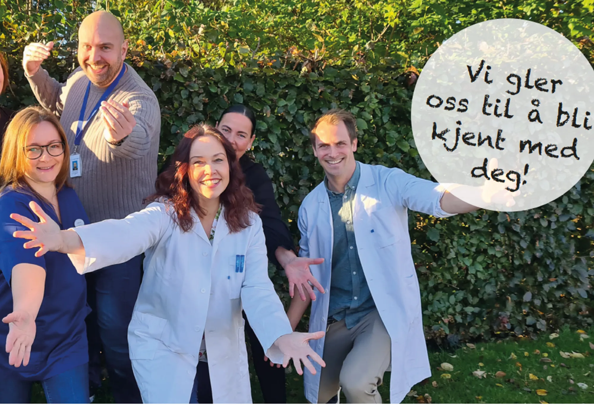 En gruppe mennesker som holder et skilt