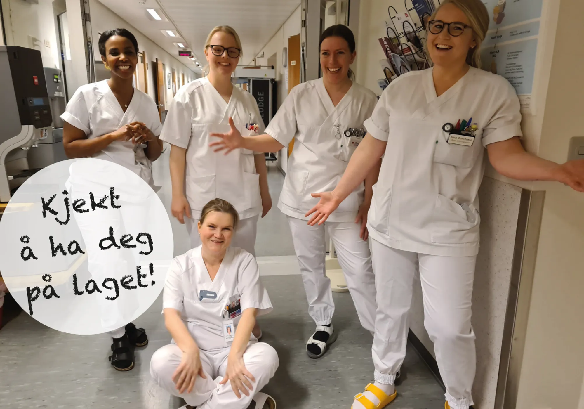 En gruppe mennesker i hvite labfrakker som holder et skilt