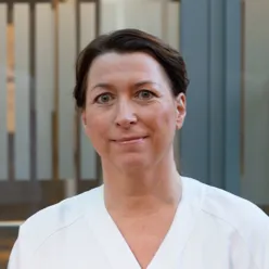 En person i hvit skjorte