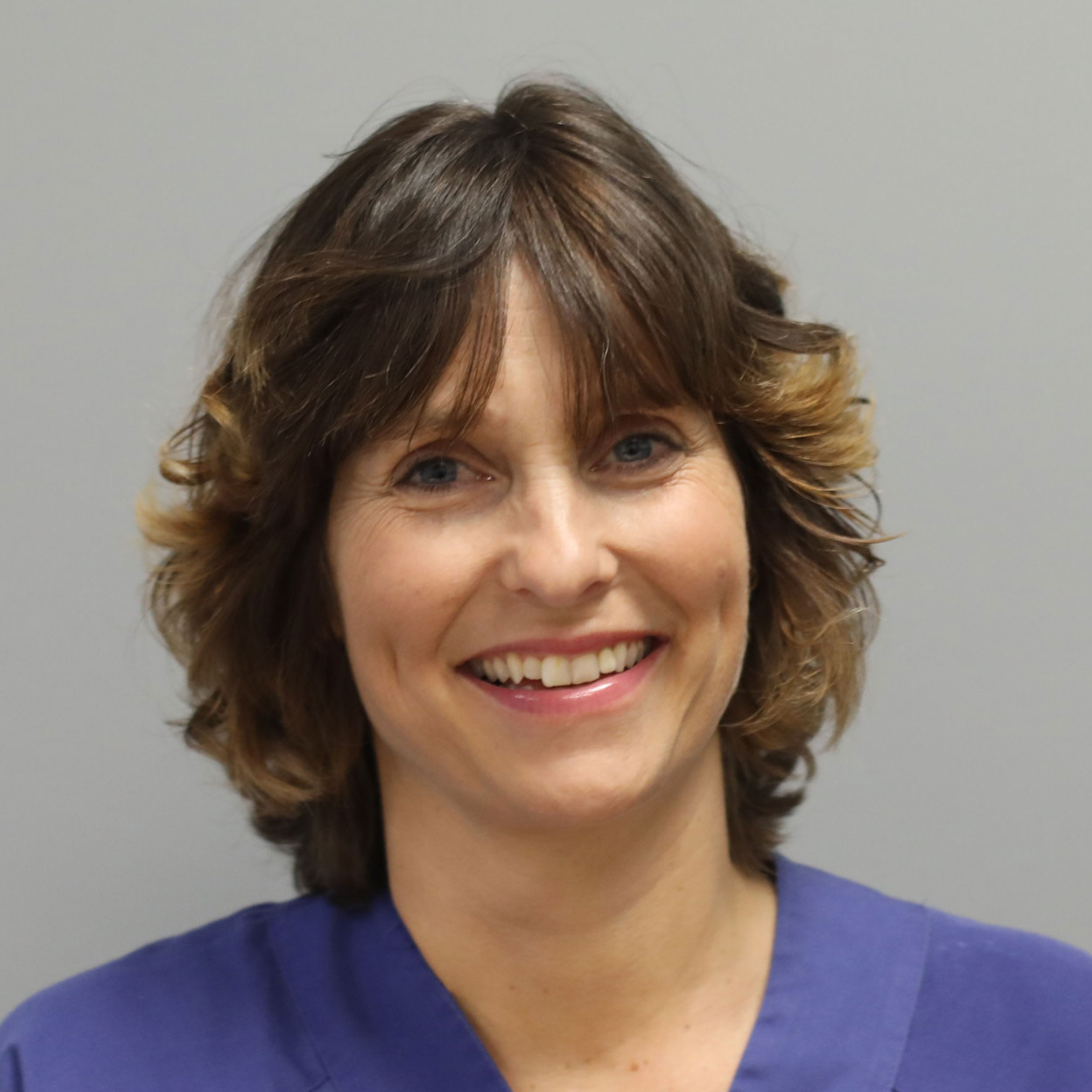 Et nærbilde av en person som smiler