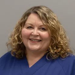 En kvinne med krøllete hår