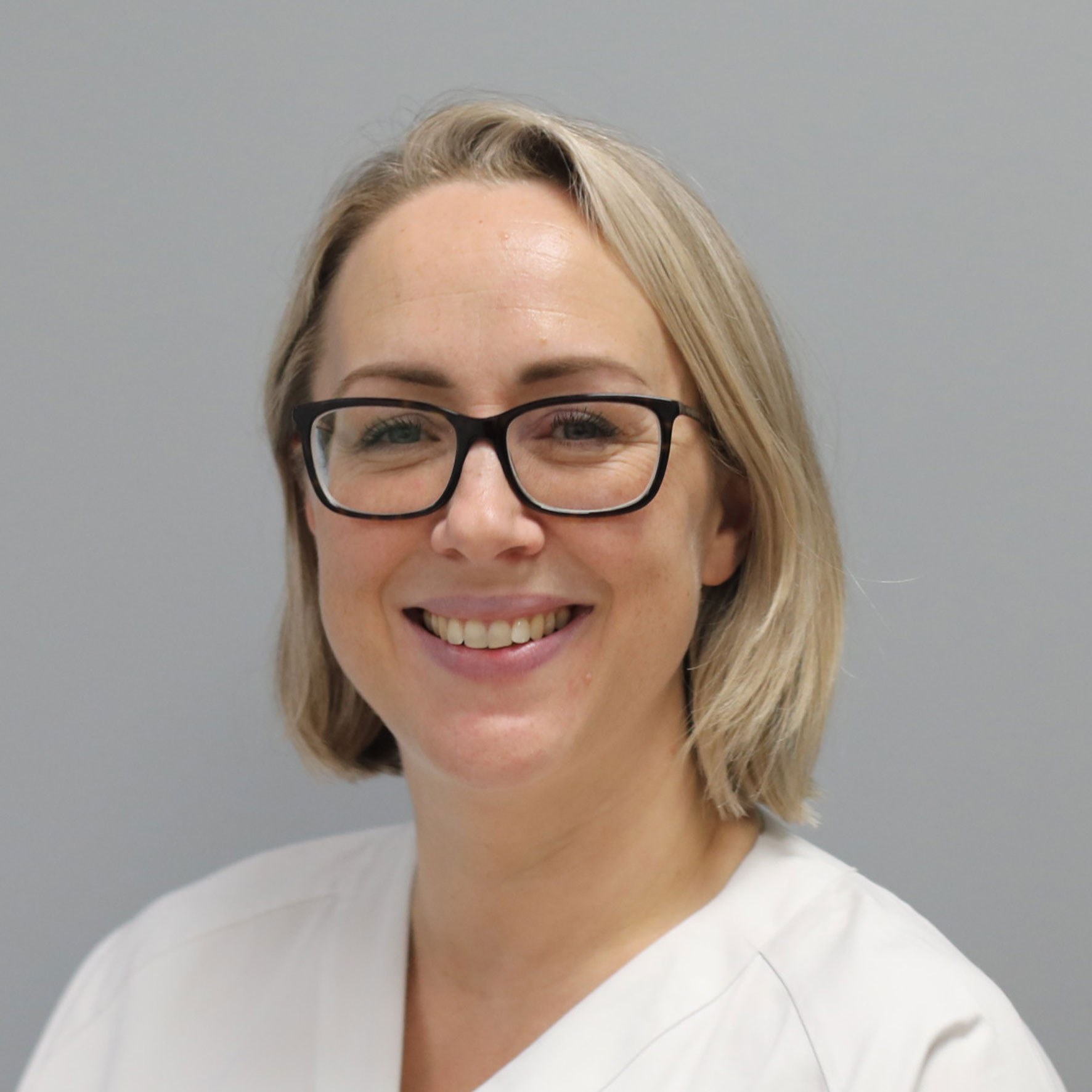 En kvinne med briller