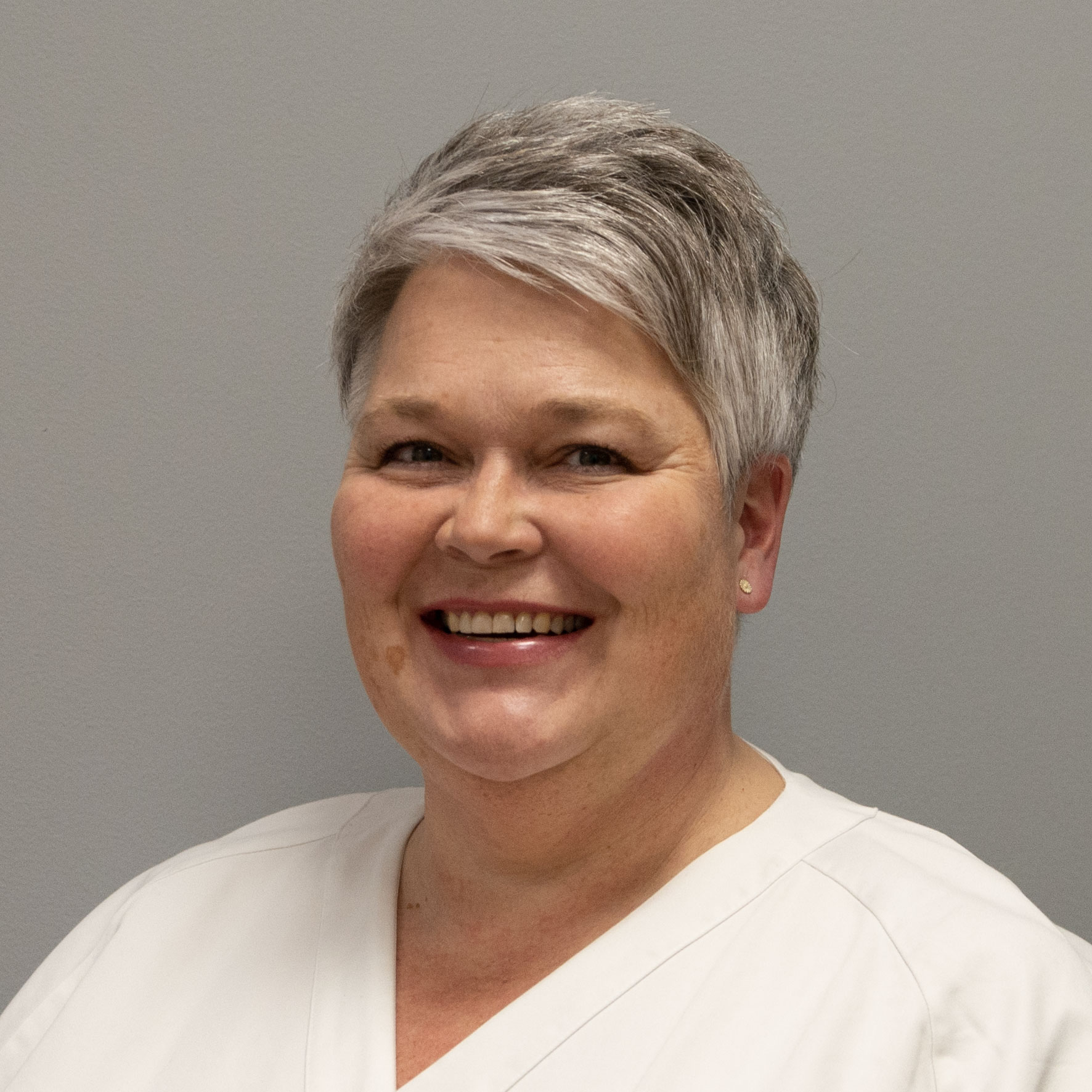 Et nærbilde av en mann som smiler