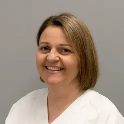 Et nærbilde av en person som smiler