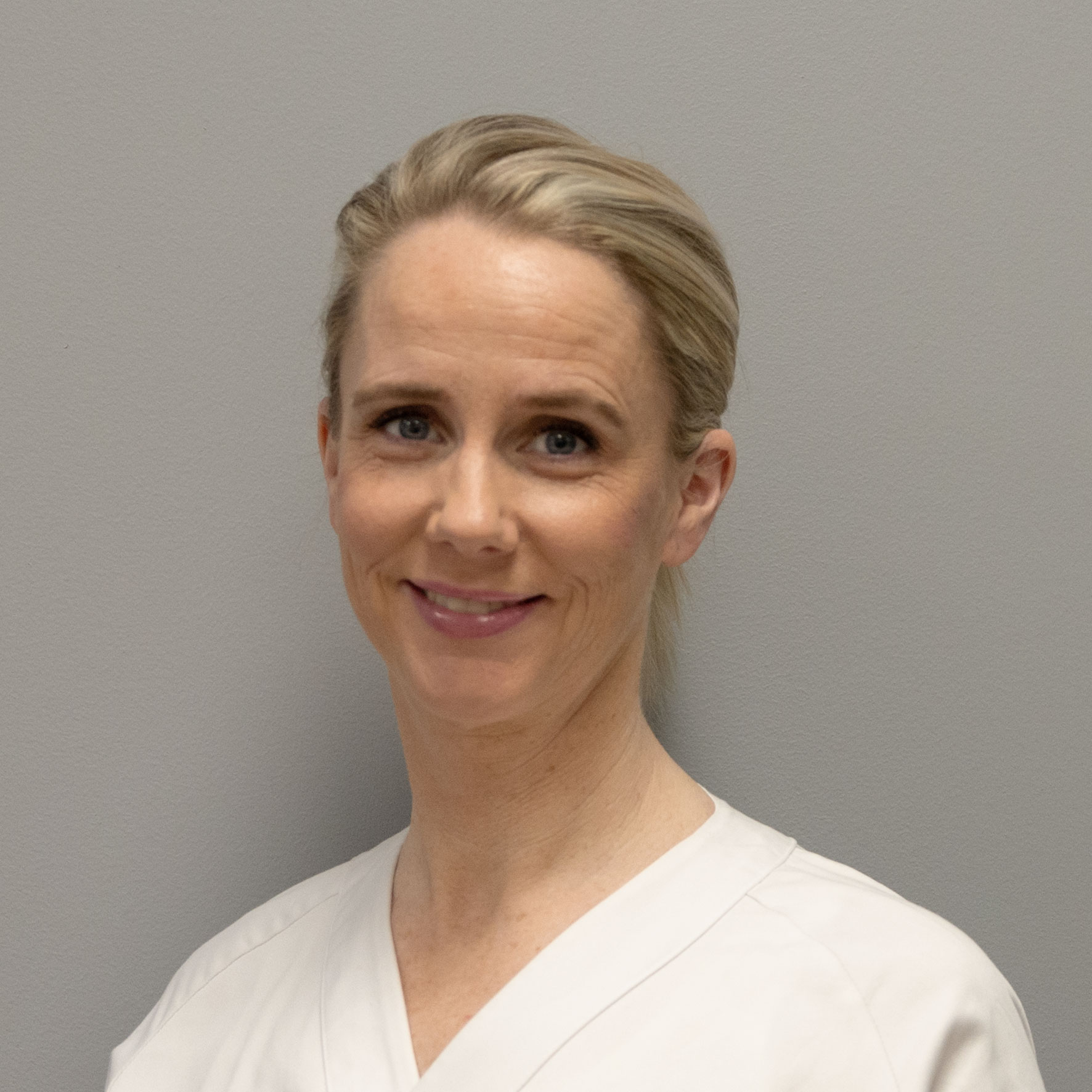 En person som smiler for kameraet