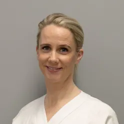 En person som smiler for kameraet