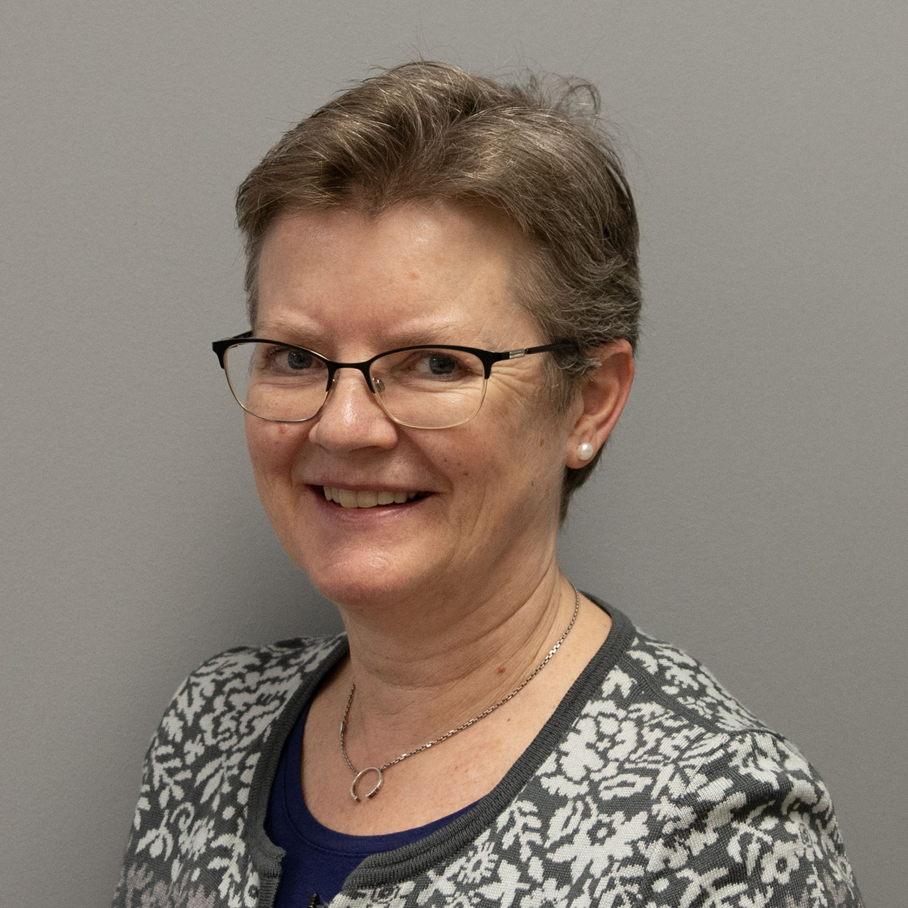 En person som bruker briller