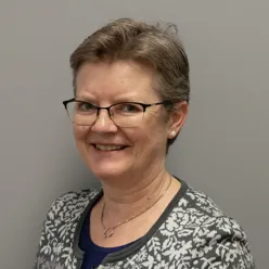 En person som bruker briller