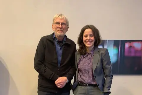 En mann og en kvinne som står ved siden av hverandre og smiler