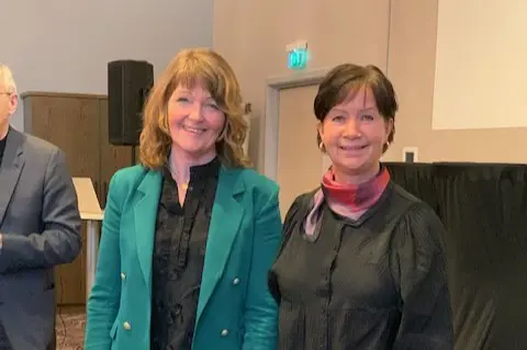 Et par kvinner som smiler