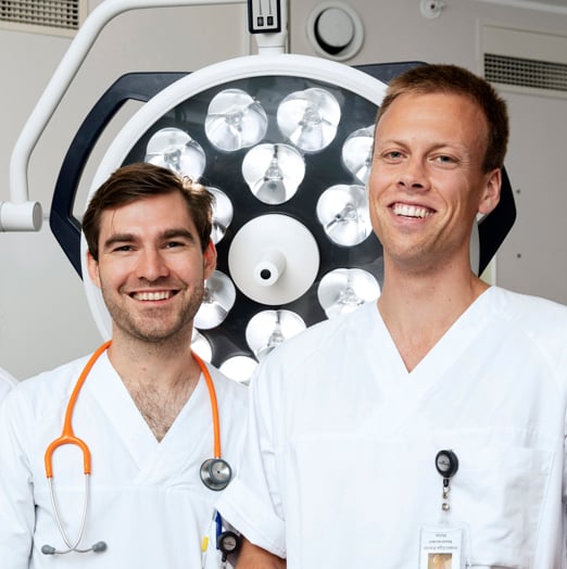 Et par menn i hvite laboratoriefrakker med hvit røntgen