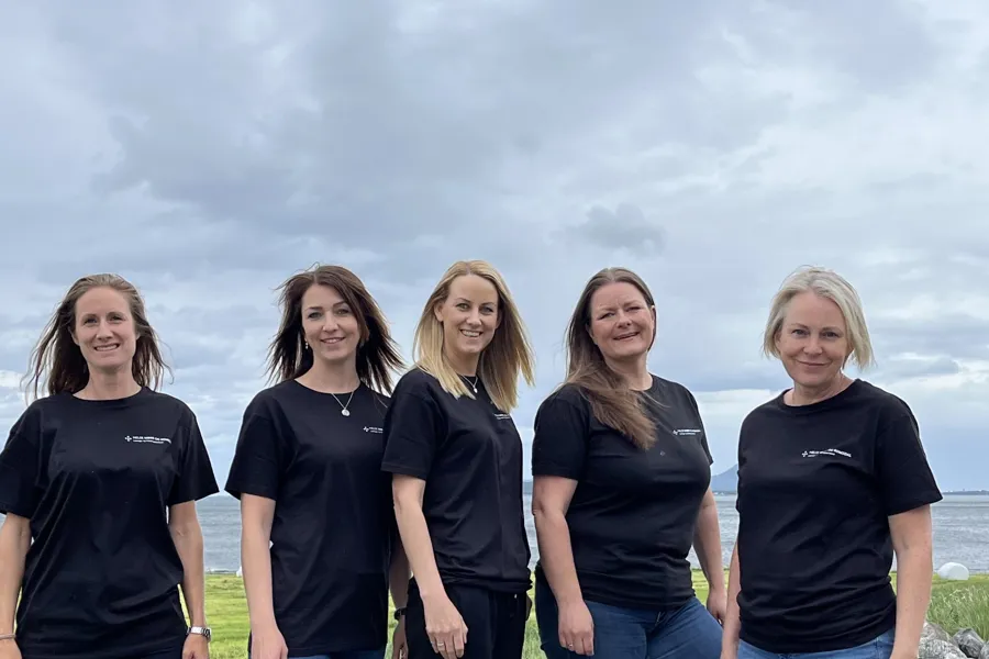 En gruppe kvinner som poserer for et bilde