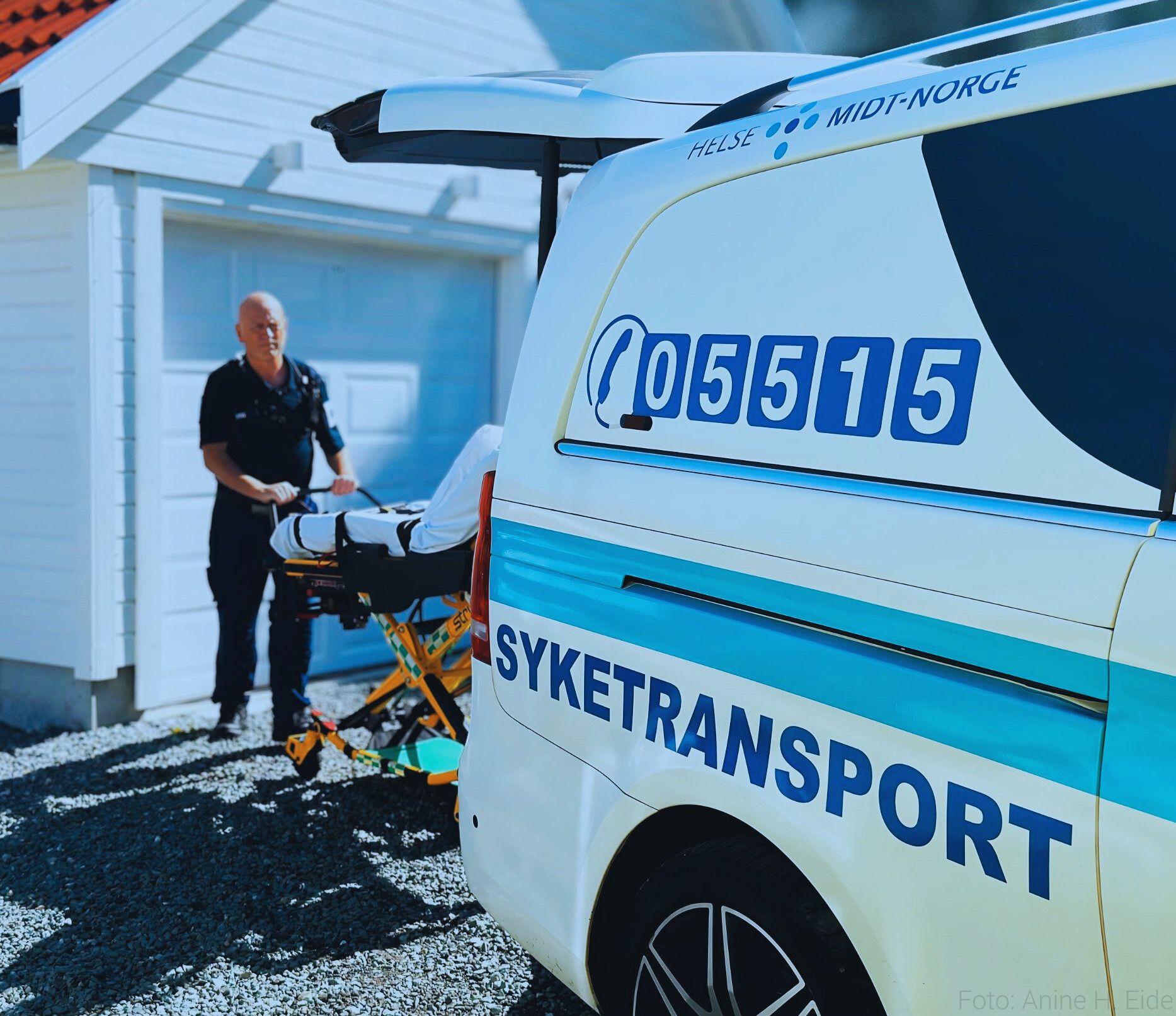 En mann som står ved siden av en lastebil