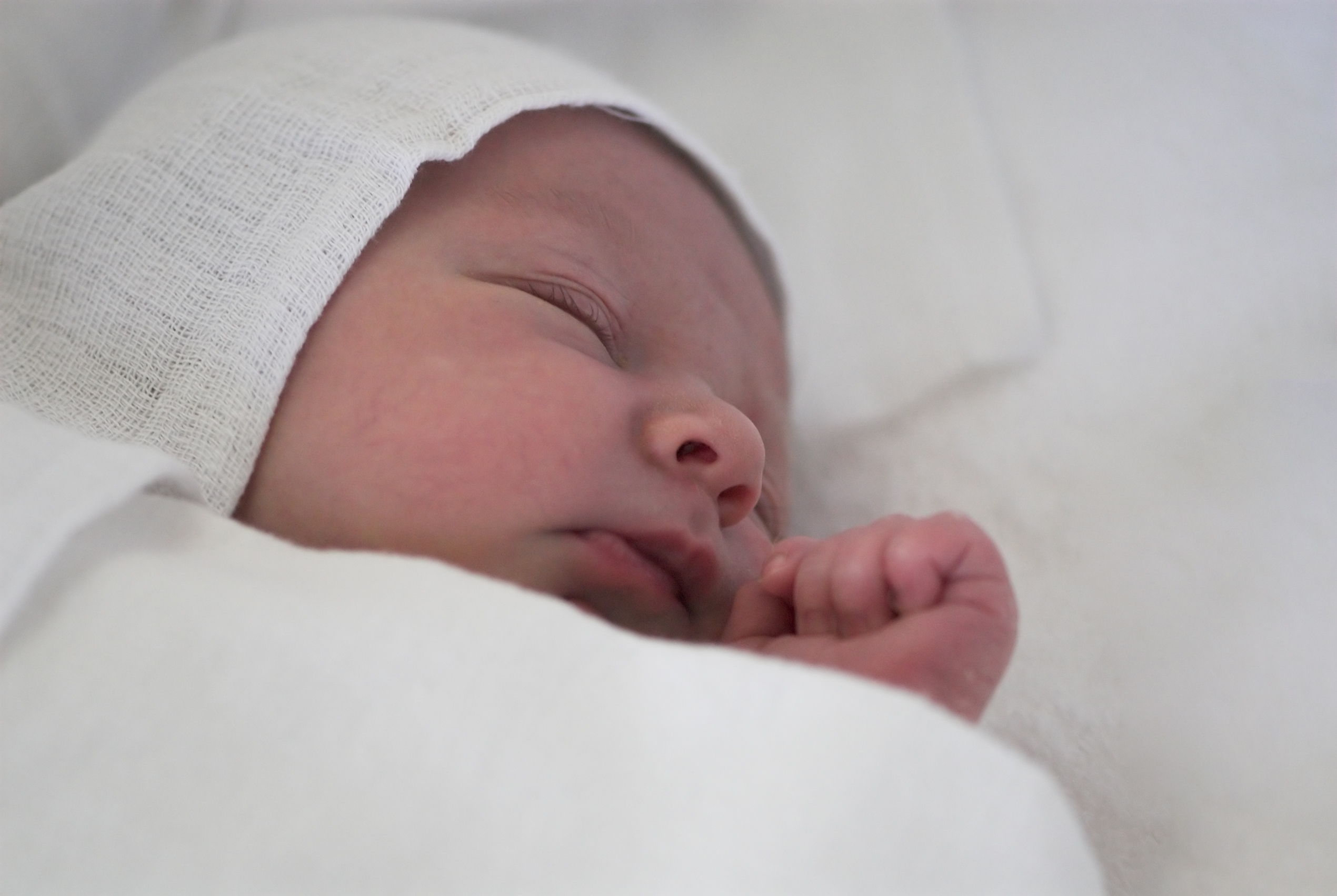 En baby som sover i et hvitt teppe