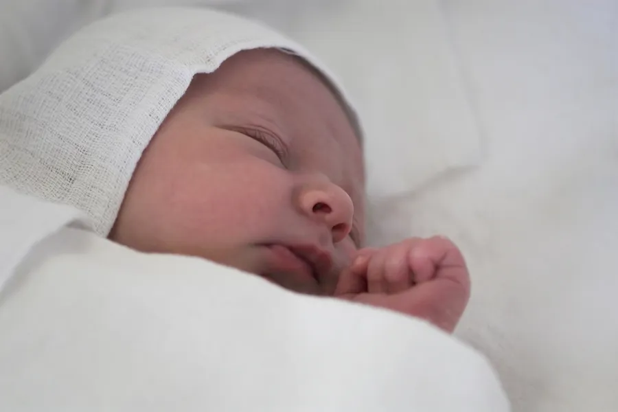 En baby som sover i et hvitt teppe
