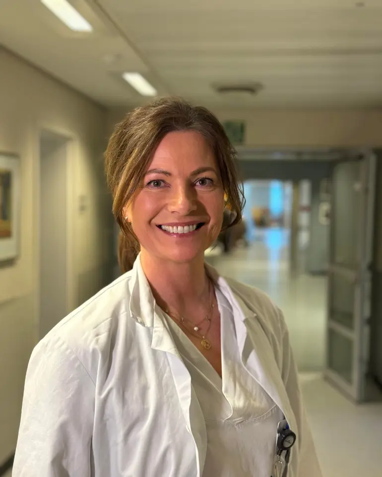 En person som smiler til kameraet