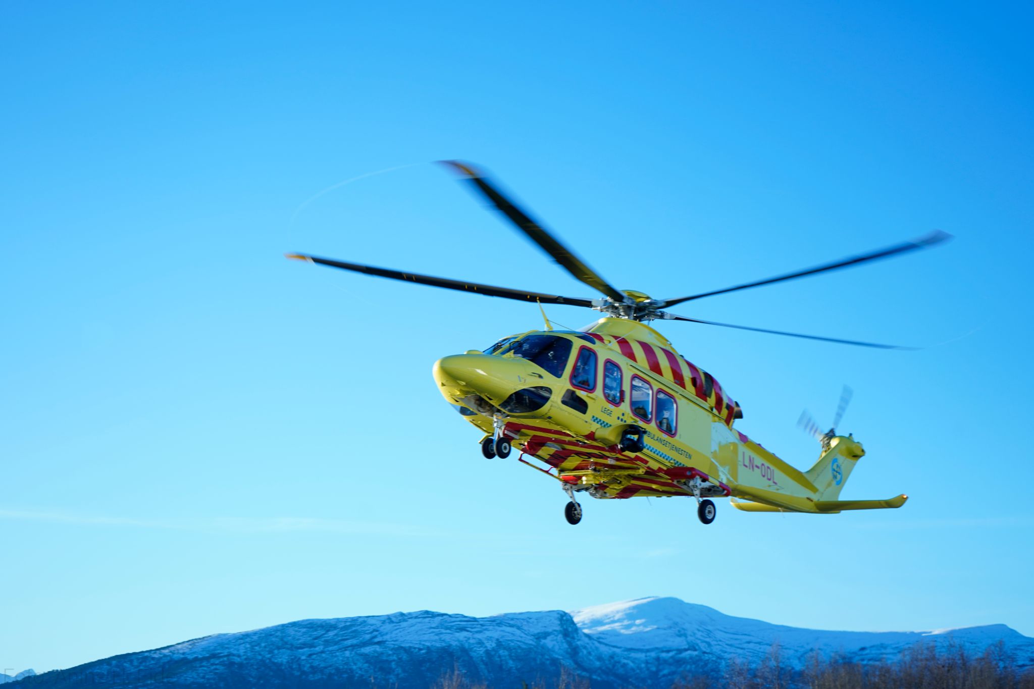 Et gult helikopter i luften