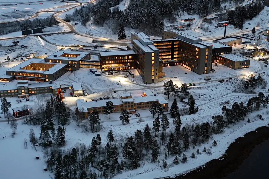 En bygning med et snødekt landskap