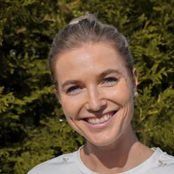 En person som smiler til kameraet