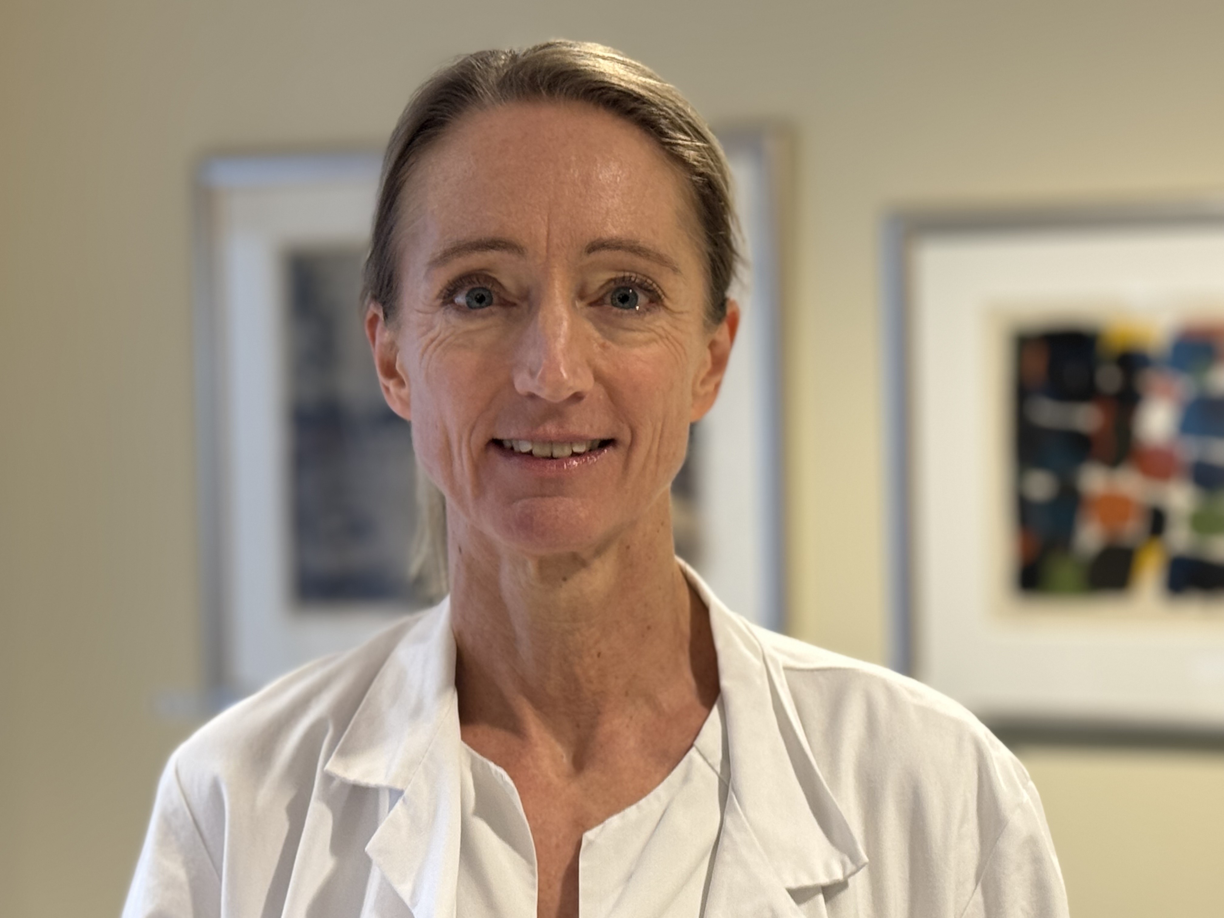 En kvinne i hvit skjorte