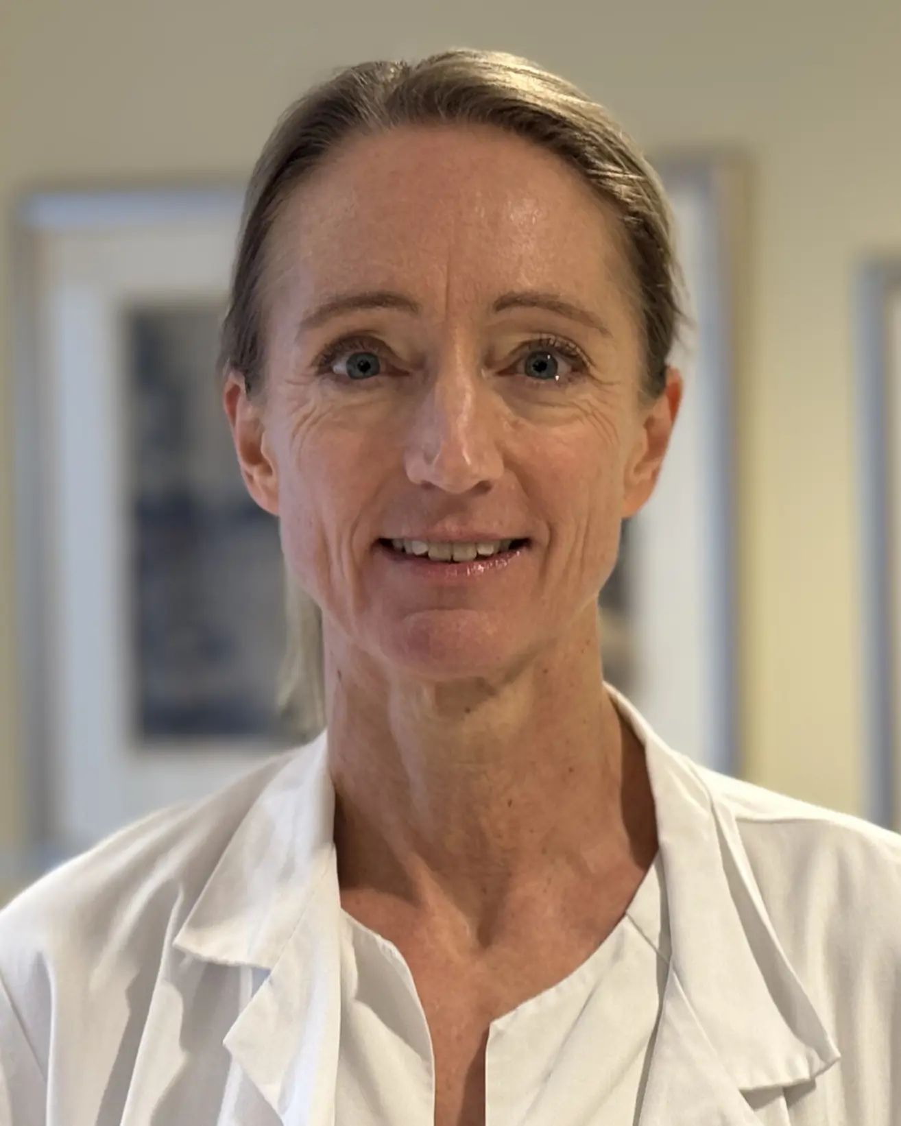 En kvinne i hvit skjorte