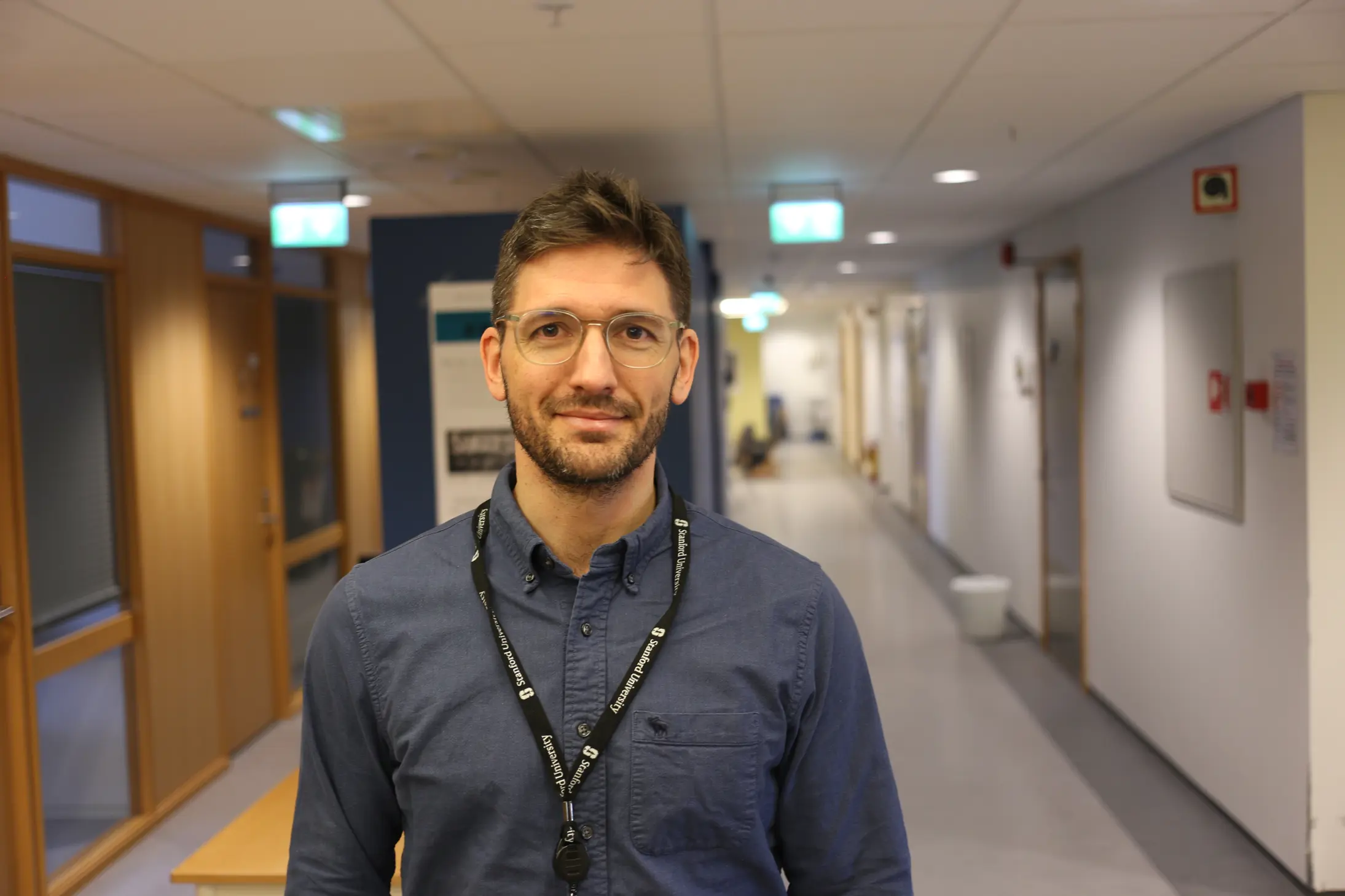 En mann i blå skjorte