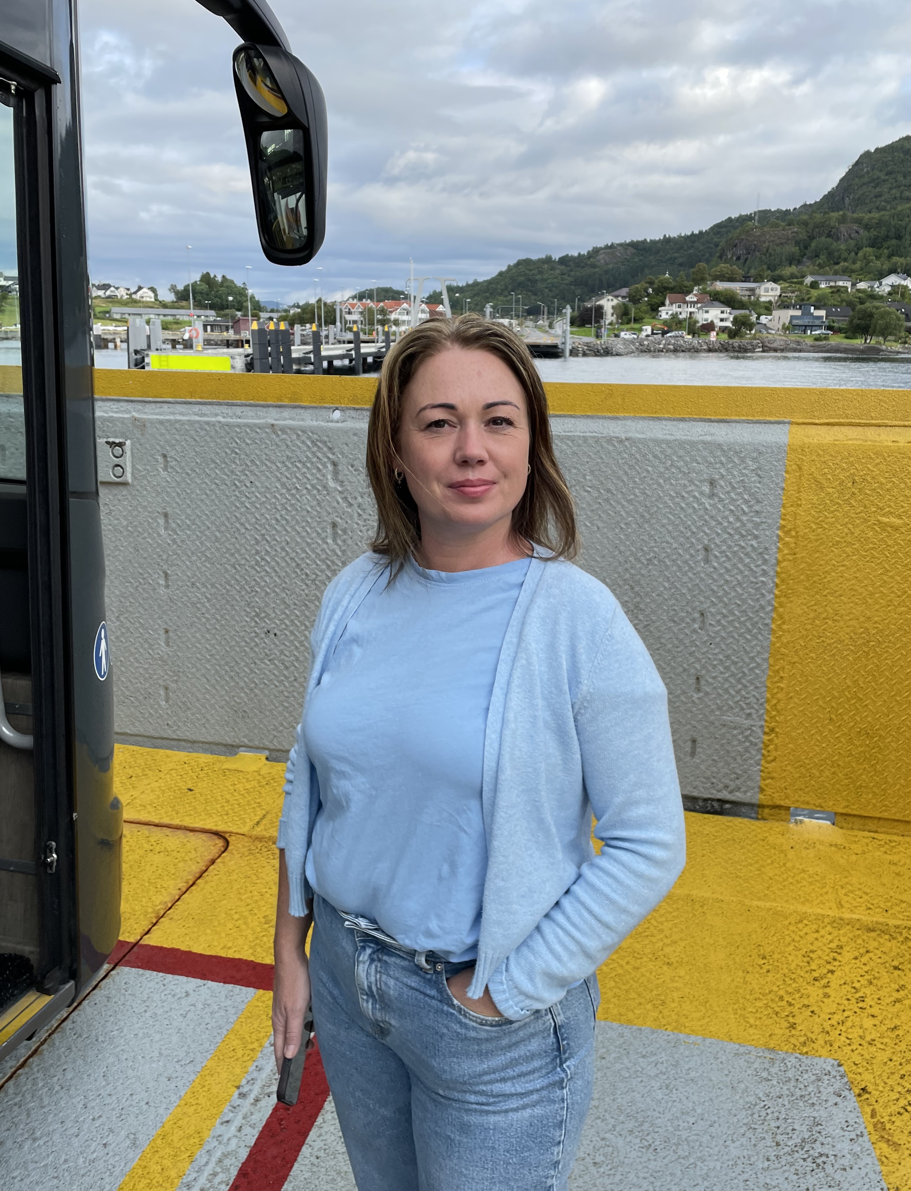 En person som står på en togperrong