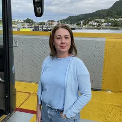 En person som står på en togperrong