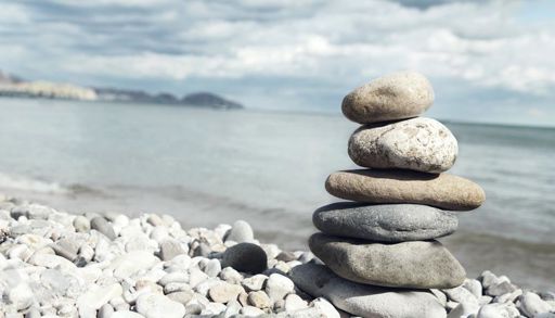 En stabel med steiner på en strand
